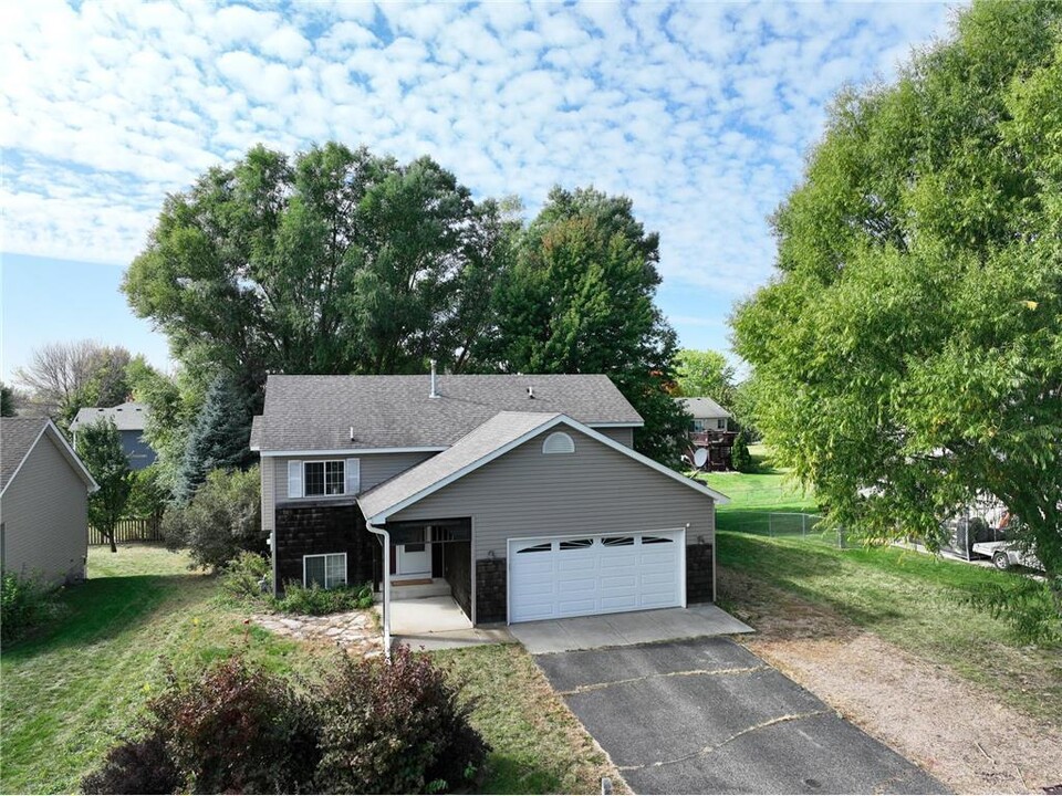 1332 Creekside Dr in Waconia, MN - Building Photo