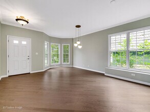 700 N Summit St in Wheaton, IL - Foto de edificio - Building Photo