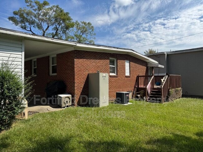 1208 Westmoreland Dr in Burlington, NC - Building Photo - Building Photo