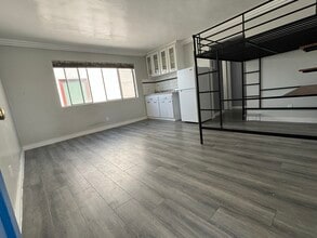 2420 Pacific Ave, Unit D in Venice, CA - Foto de edificio - Building Photo