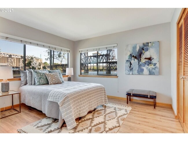 720 NW Naito Pkwy in Portland, OR - Building Photo - Building Photo