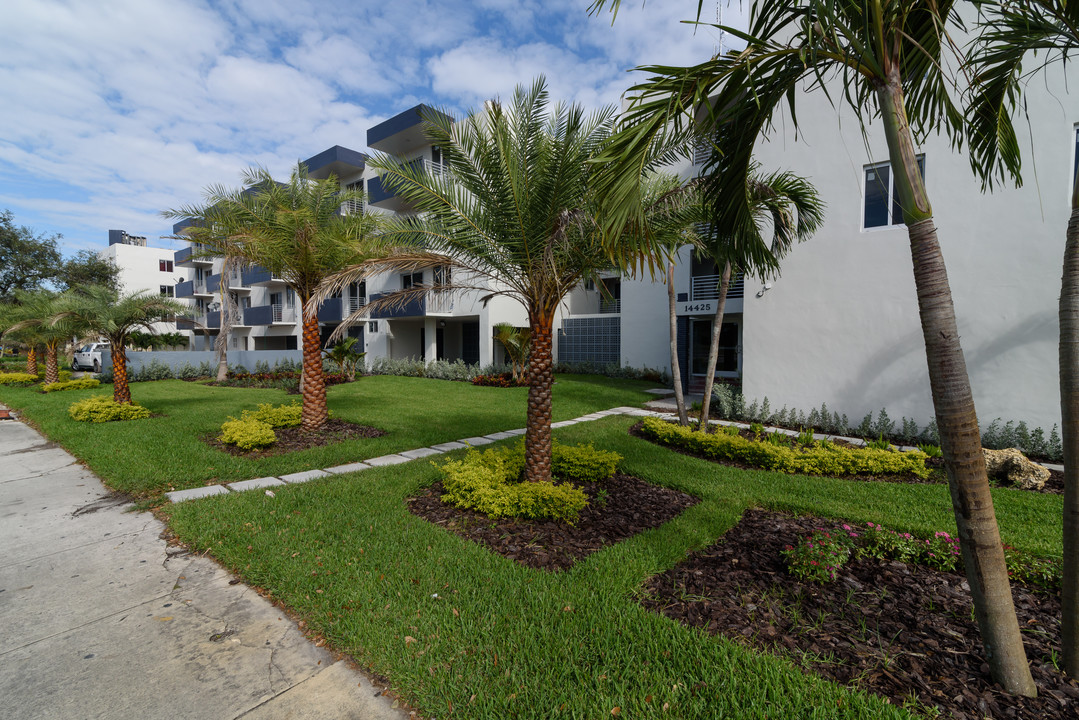 Prestige Palms in North Miami, FL - Building Photo