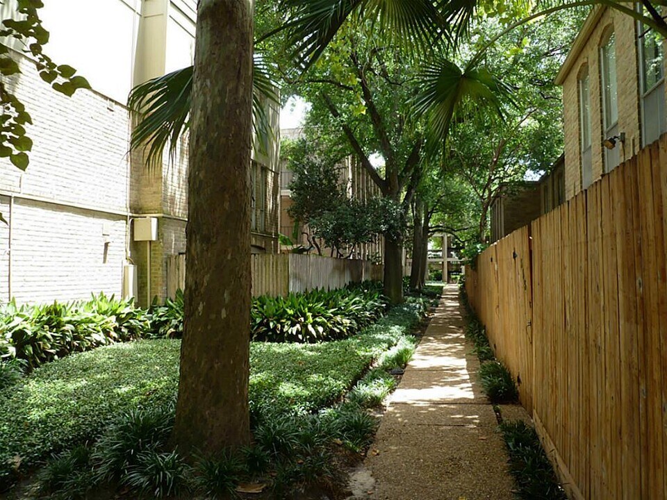 4643 Wild Indigo St in Houston, TX - Building Photo