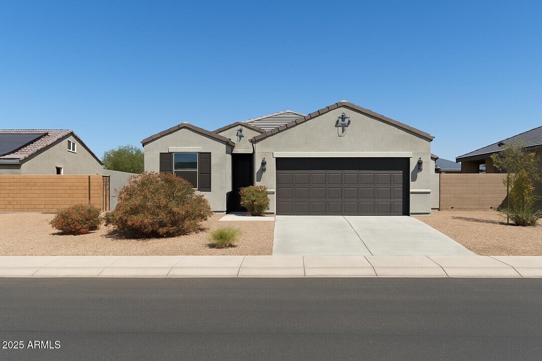25698 W Desert Dr in Buckeye, AZ - Building Photo