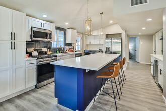 6564 Kelvin Ave in Winnetka, CA - Foto de edificio - Building Photo