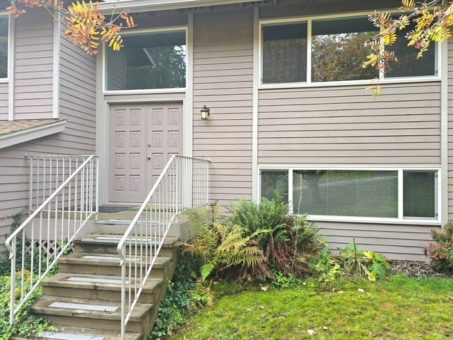 19711 41st Ave NE in Lake Forest Park, WA - Building Photo - Building Photo