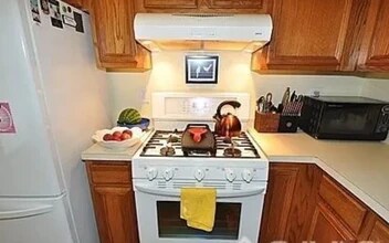 1601 Woodbridge Commons Way in Iselin, NJ - Building Photo - Building Photo