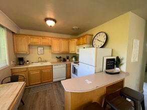 2172 W 15th Ct, Unit Westmoreland Village in Eugene, OR - Foto de edificio - Building Photo