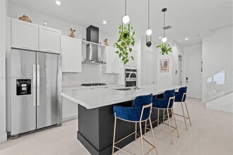 4468 NW 80th Ave in Doral, FL - Building Photo - Building Photo