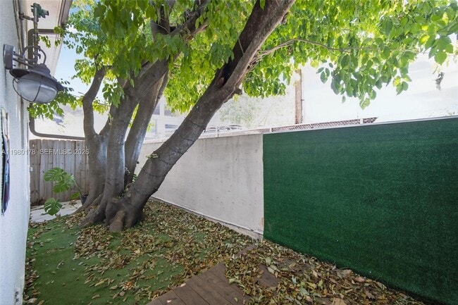 3265 Virginia St in Miami, FL - Foto de edificio - Building Photo