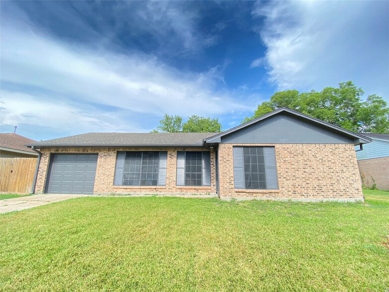 1011 Melford Ave in Pearland, TX - Building Photo