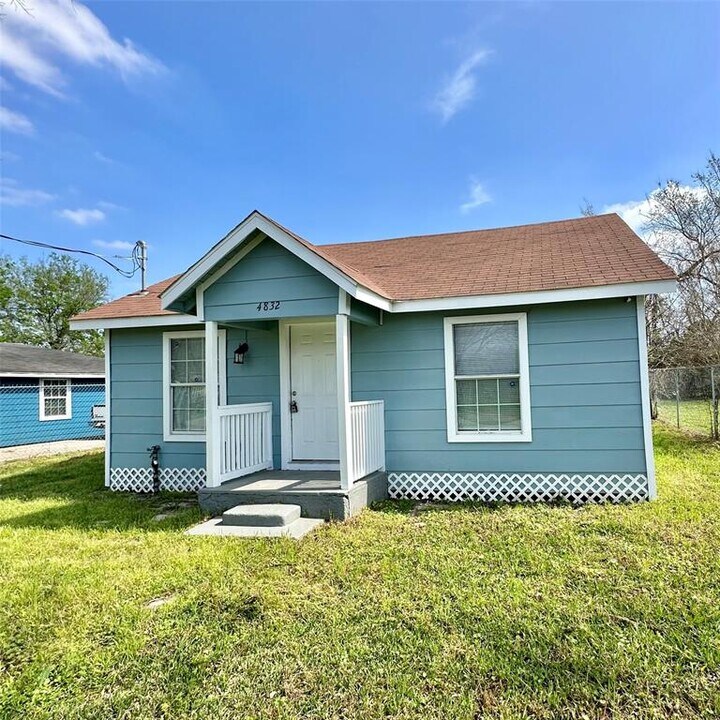 4832 Sayers St Photo