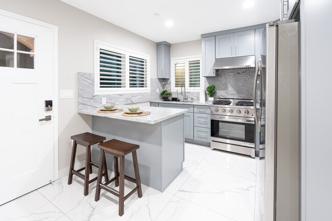 2719 Mar Les Ln, Unit 2 in Santa Ana, CA - Building Photo - Building Photo