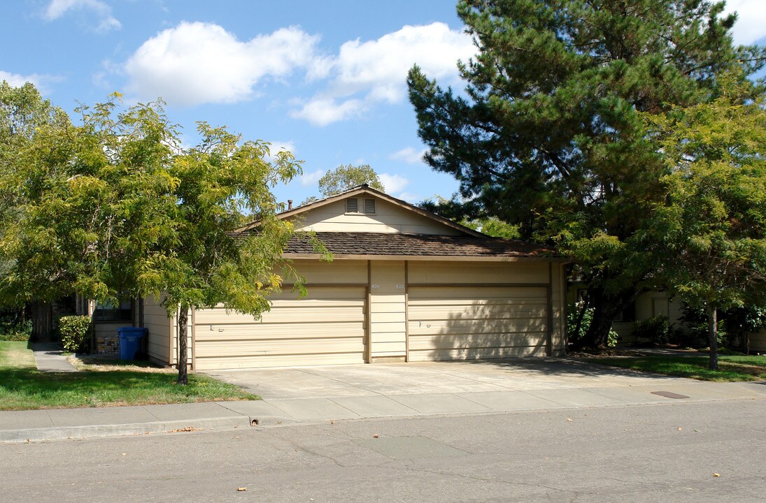 822 Pesado Calle in Santa Rosa, CA - Building Photo