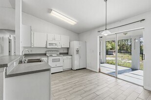 913 Canton Ave, Unit 3 in Lehigh Acres, FL - Building Photo