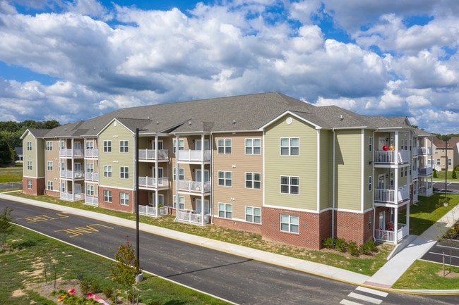 The Arbors Senior Apartments in Dover, DE - Foto de edificio - Building Photo