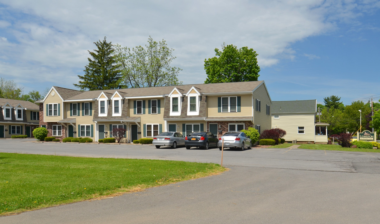 Lewiston at Meadow Lane in Clinton, NY - Building Photo