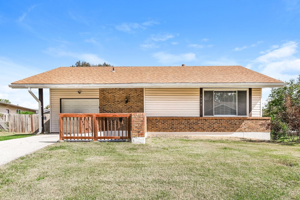 1690 Woodman Dr in Florissant, MO - Foto de edificio