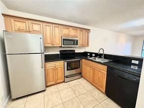 9921 Nob Hill Pl in Sunrise, FL - Building Photo - Building Photo