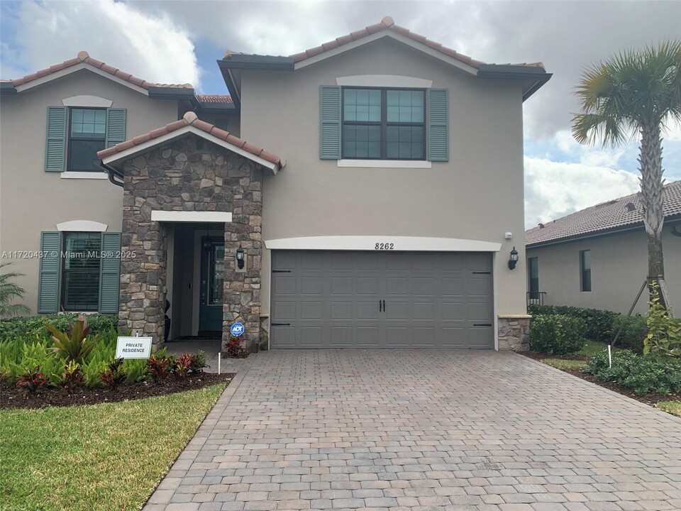 8262 NW 79th Ave in Tamarac, FL - Building Photo