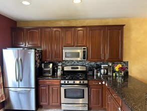 838 Lewisburg Ln in Aurora, IL - Building Photo - Building Photo