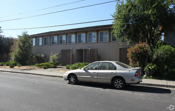 1552 Regent St in Redwood City, CA - Foto de edificio - Building Photo
