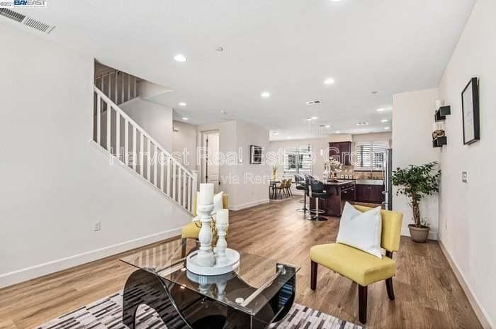 5559 Martinelli Way in Dublin, CA - Building Photo