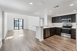 The Residences at 5020 in Sherman Oaks, CA - Building Photo - Building Photo