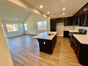 658 Arlington Wy, Unit 658 Arlington Way in Oakdale, CA - Building Photo - Building Photo