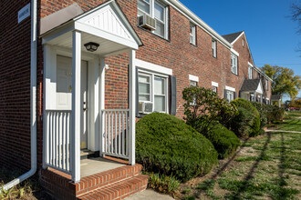 Warner Village Apartments in Hamilton, NJ - Building Photo - Building Photo