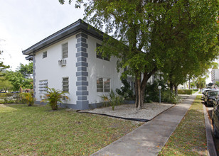 251 Madeira Ave in Coral Gables, FL - Foto de edificio - Building Photo