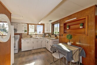 1613 Scott Pl, Unit Lower Unit in Bremerton, WA - Foto de edificio - Building Photo