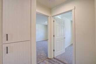 2276 W 10th Ave in Junction City, OR - Building Photo - Building Photo