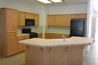 844 W Kimball Ave in Visalia, CA - Building Photo - Building Photo