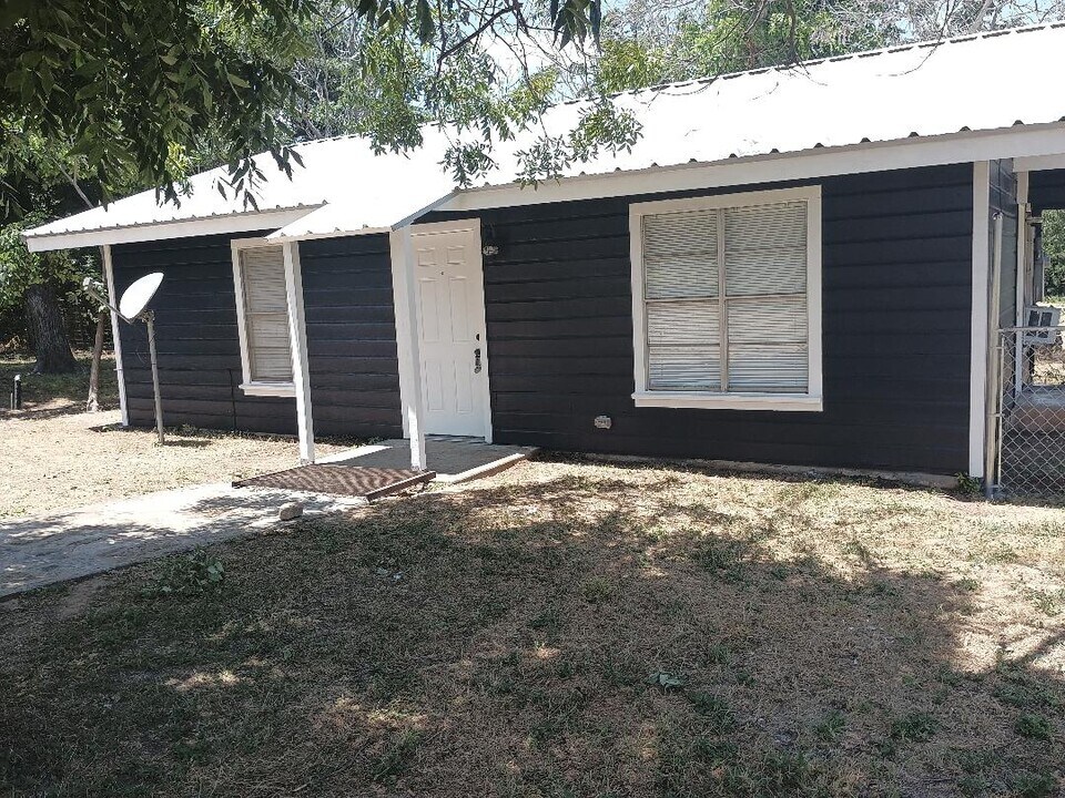 1025 Valley View St in Granbury, TX - Building Photo