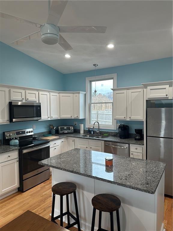 17 Crescent Rd in Middletown, RI - Building Photo - Building Photo