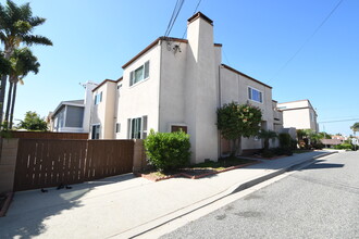 2222 Harriman Ln in Redondo Beach, CA - Building Photo - Building Photo