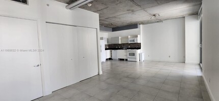 690 SW 1st Ct, Unit 2132 in Miami, FL - Foto de edificio - Building Photo