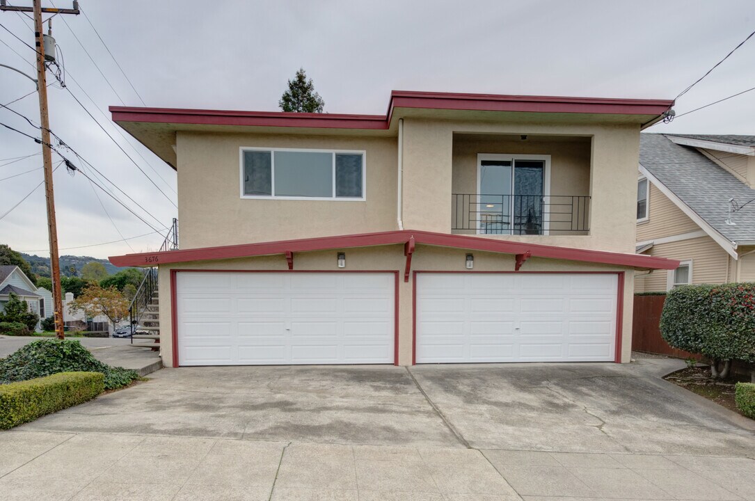 3676 Laurel Ave in Oakland, CA - Building Photo