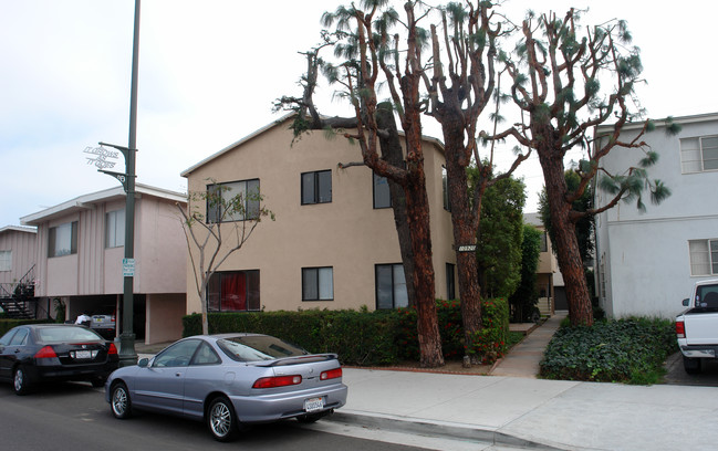 10920 Santa Monica Blvd in Los Angeles, CA - Foto de edificio - Building Photo