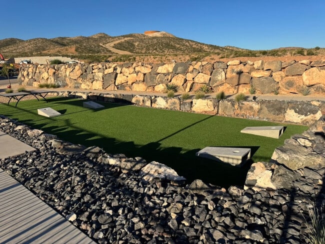 1701 Ripple Rock Dr in Washington, UT - Foto de edificio - Building Photo