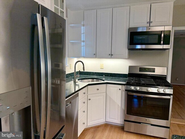 2104 N Jefferson St in Arlington, VA - Building Photo - Building Photo