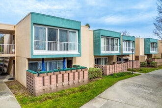 Lord Tennyson Apartments in Hayward, CA - Foto de edificio - Building Photo