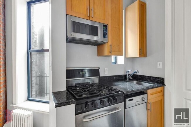 Mott Street, Unit 16 in New York, NY - Building Photo - Building Photo