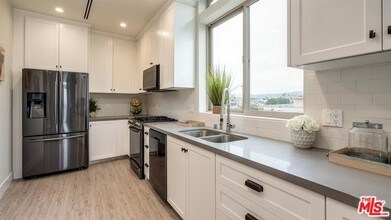 8520 Whitworth Dr-Unit -402 in Los Angeles, CA - Building Photo - Building Photo