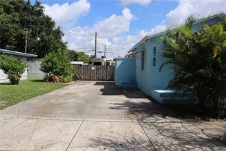 5743 Lincoln St-Unit -2 in Hollywood, FL - Building Photo - Building Photo