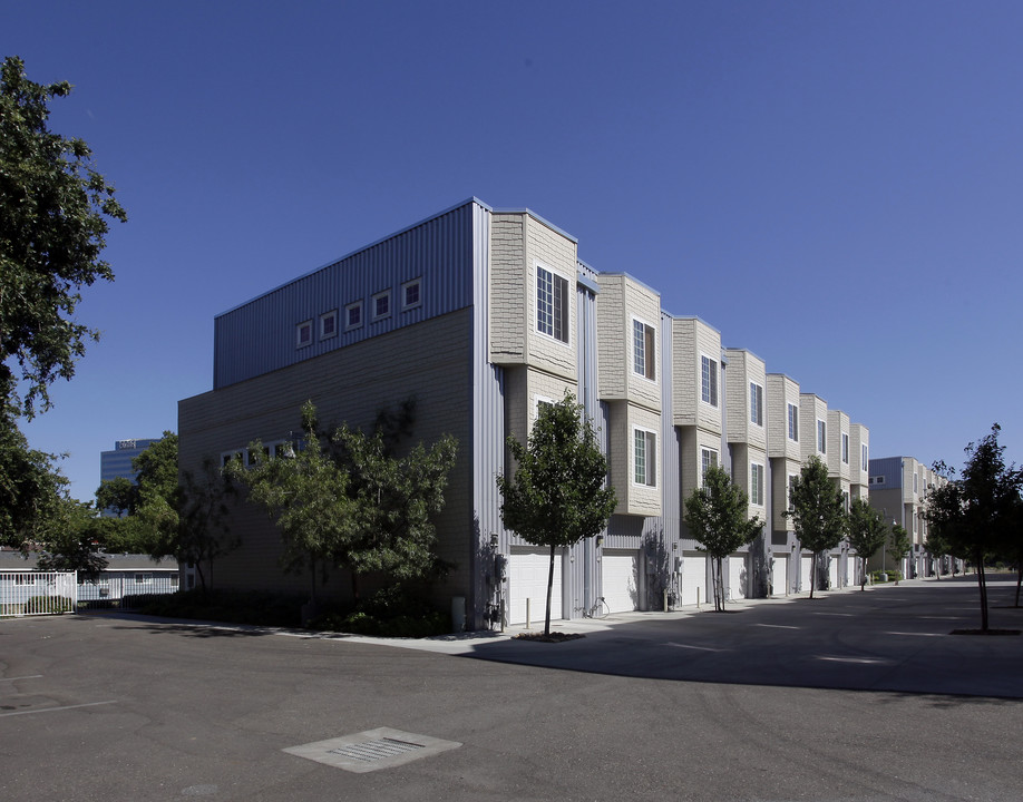 Harriet Lane Townhomes in West Sacramento, CA - Foto de edificio