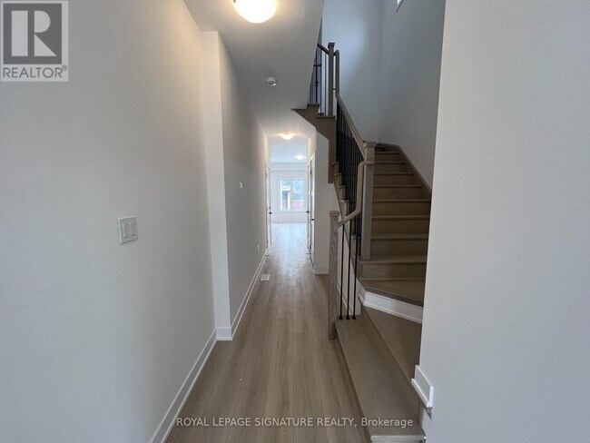 21 Hay Ln. in Barrie, ON - Building Photo - Building Photo