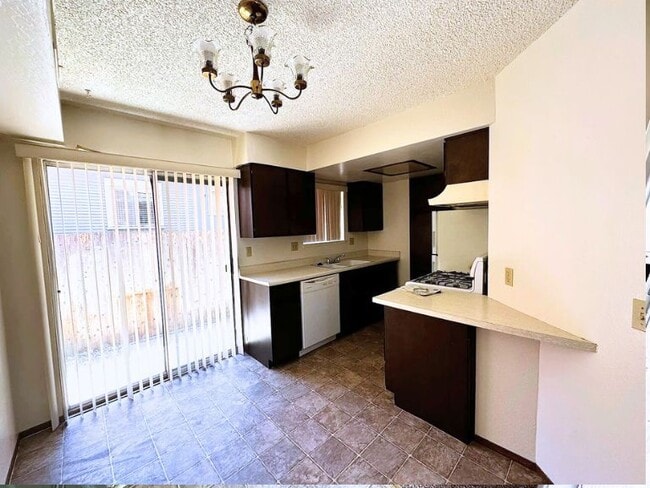 510 W Locust St in Lodi, CA - Building Photo - Building Photo