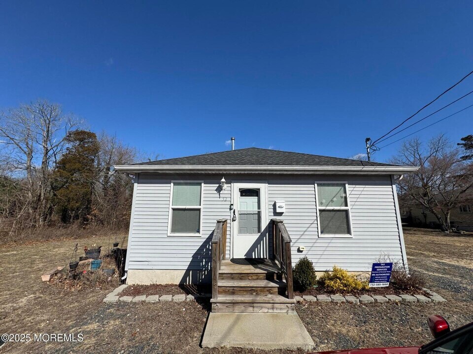 52 Center St in Toms River, NJ - Building Photo